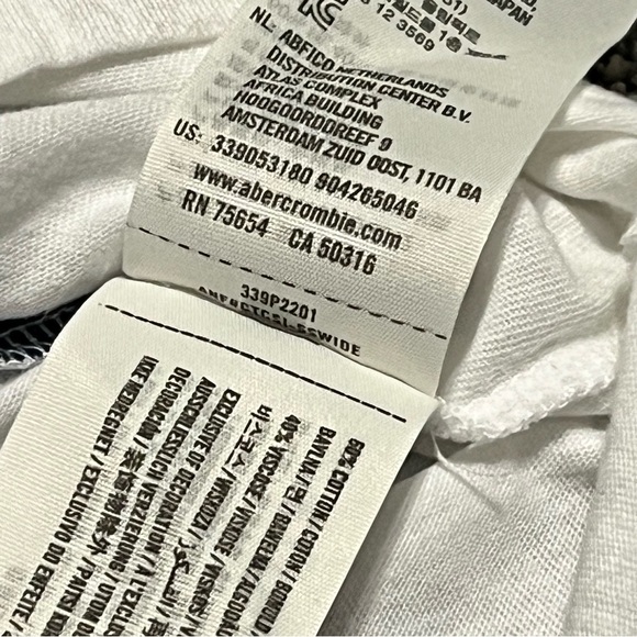 Hollister cropped half button up shirt stretchy super soft with an embroidery H - Picture 6 of 6